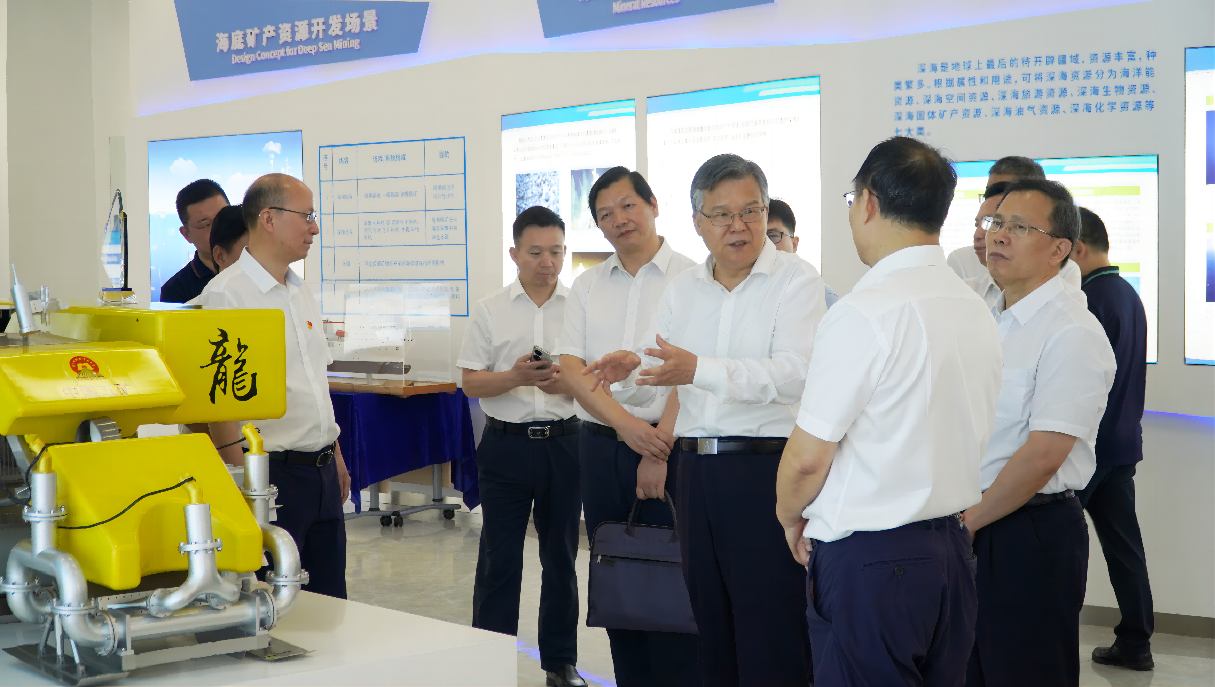 湖南省委常委、常务副省长李殿勋到红桃国际调研