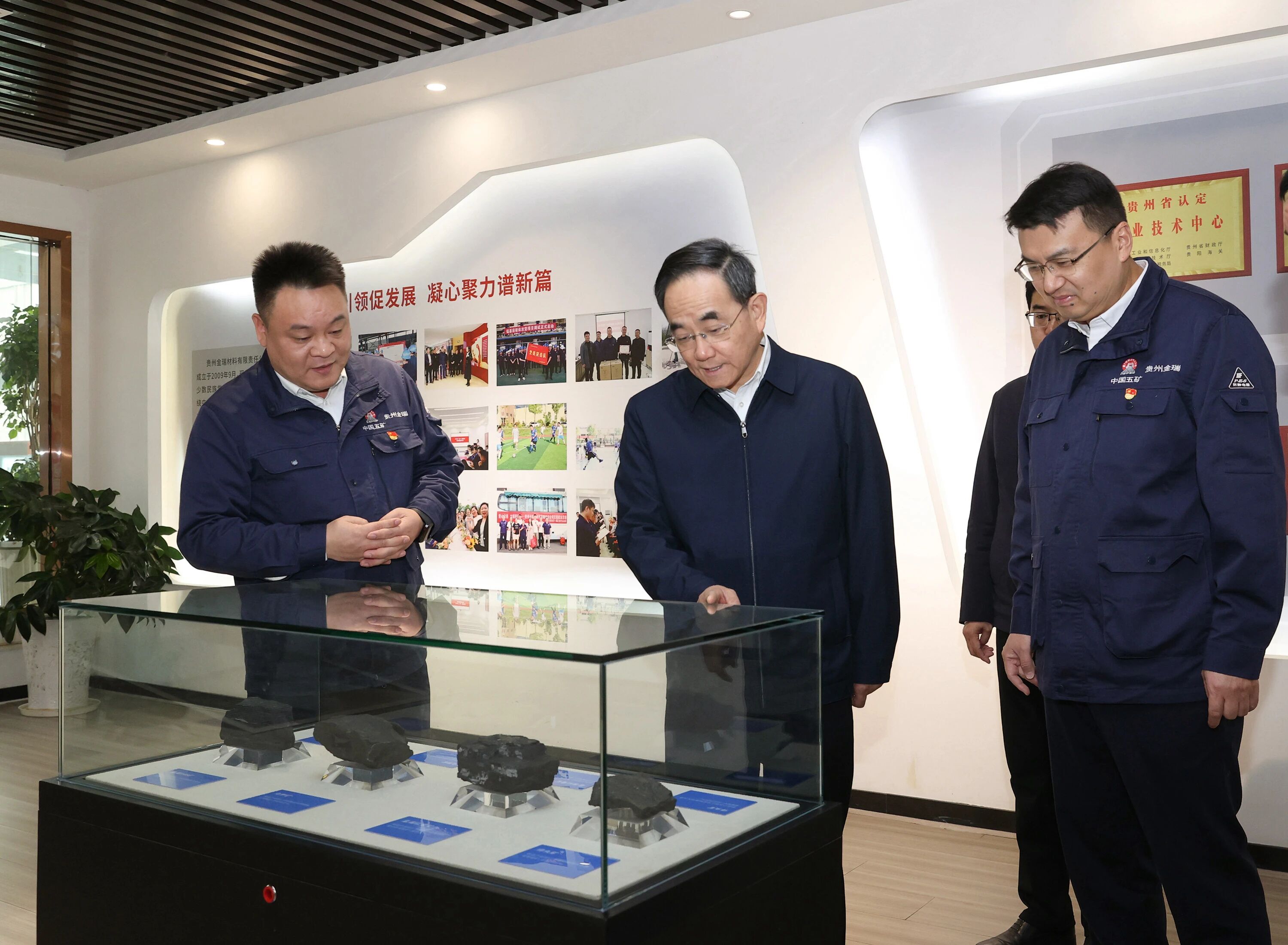 贵州省委书记徐麟到红桃国际所属贵州金瑞调研